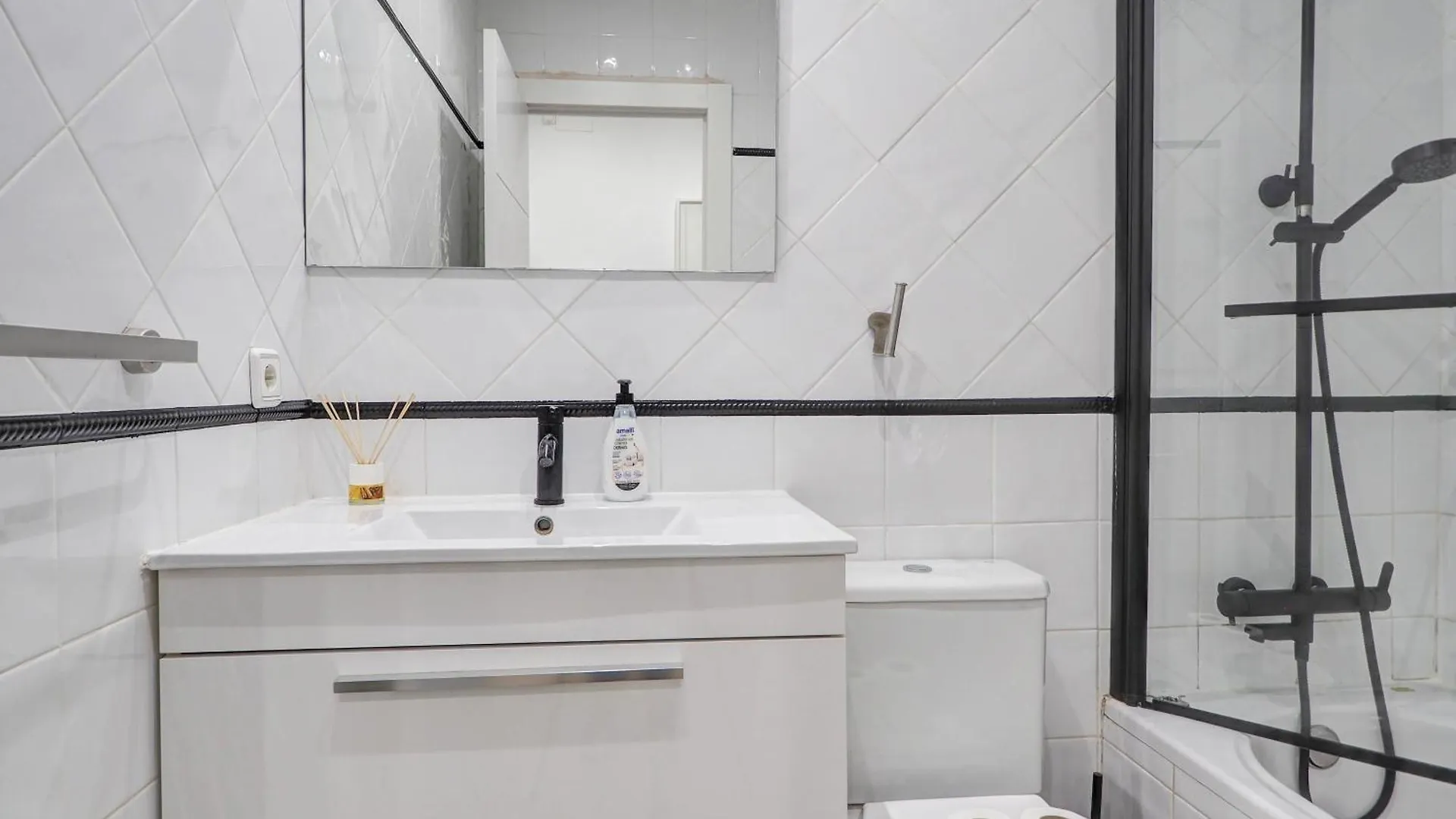 White Center Apartment By Hello Homes Sitges